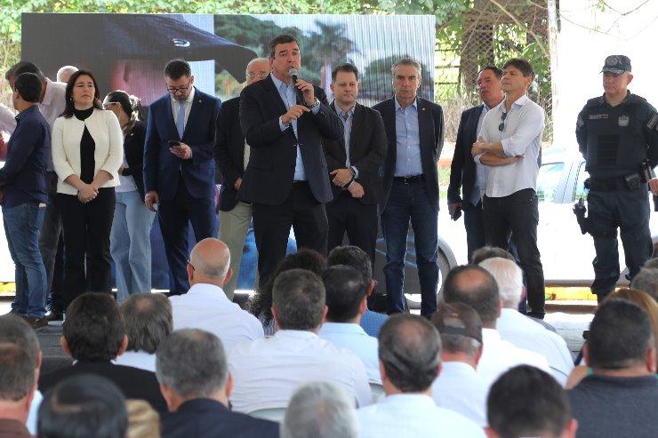 Deputados participam de entrega de 77 viaturas a municípios no valor R$ 22 milhões. Deputados participam de entrega de 77 viaturas a municípios no valor R$ 22 milhões.