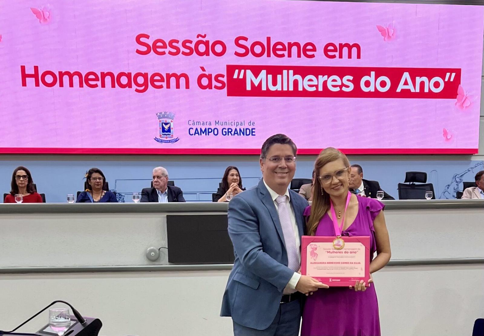 Dr. Victor Rocha homenageia Alessandra Benevides na Sessão Solene “Mulheres do Ano”.