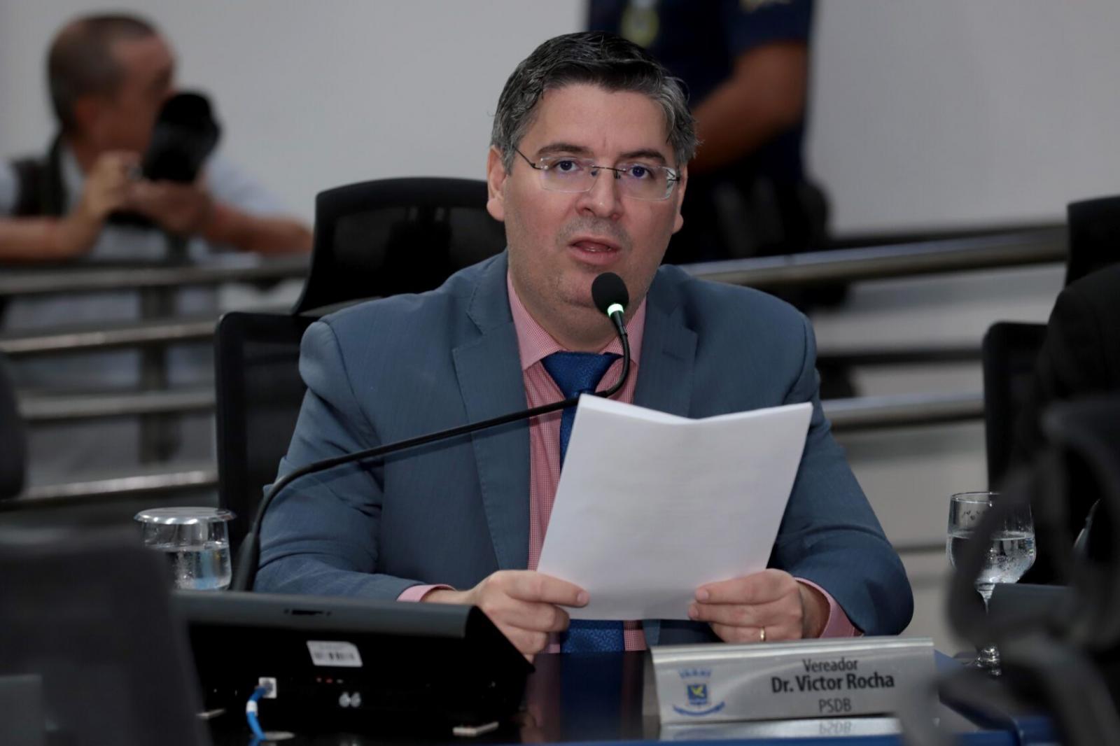 Dr. Victor Rocha homenageia EBSERH e Dra. Andréa Lindenberg no “Dia do EBSERHiano”.