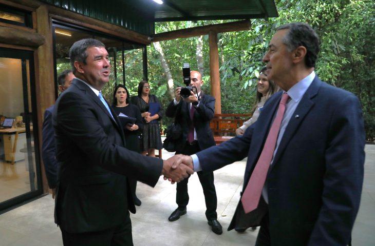 O Governador Eduardo Riedel de Mato Grosso do Sul reforça harmonia entre poderes em visita institucional do presidente e do vice do STF. O Governador Eduardo Riedel de Mato Grosso do Sul reforça harmonia entre poderes em visita institucional do presidente e do vice do STF.