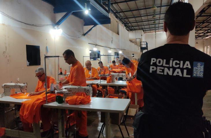 Governo de MS economiza R$ 1,1 milhão com internos produzindo uniformes nos presídios. Governo de MS economiza R$ 1,1 milhão com internos produzindo uniformes nos presídios.