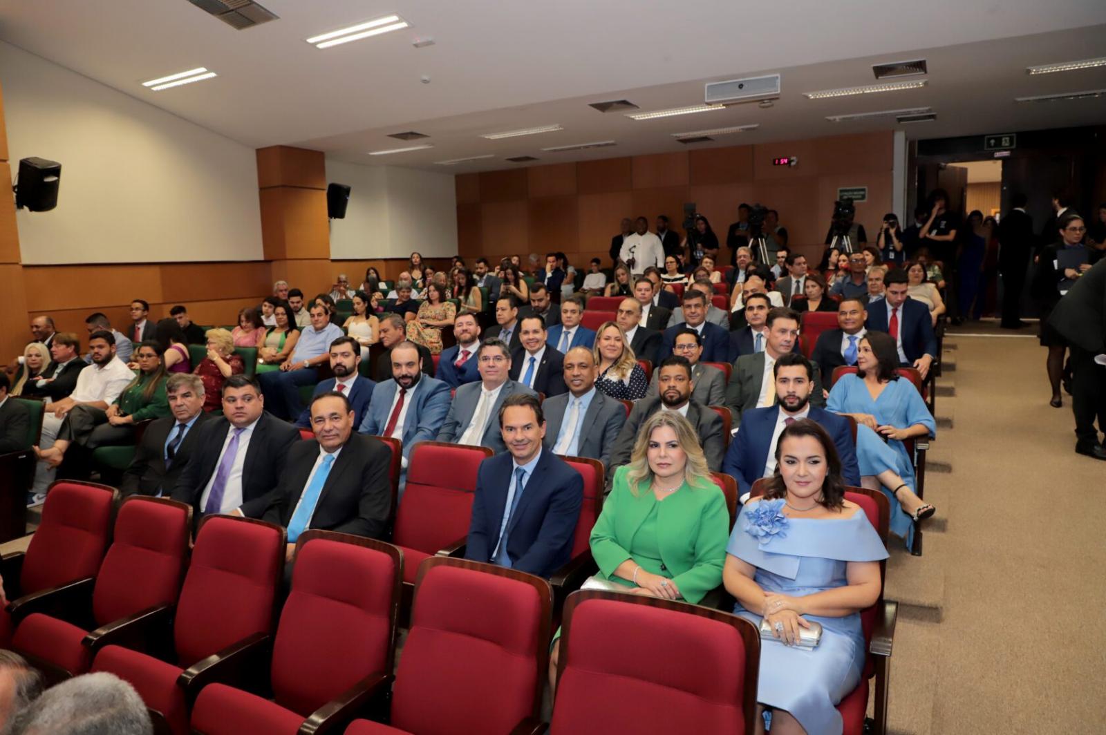 Justiça Eleitoral diploma vereadores eleitos e reeleitos, prefeita e vice.