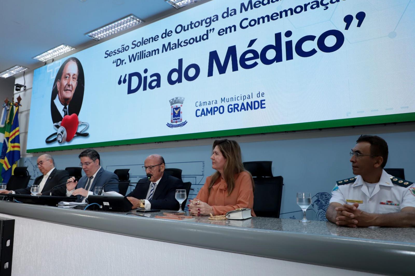 Médicos são homenageados na Câmara com a Medalha Legislativa “Dr. William Maksoud”