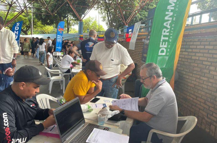 Migrantes recebem orientações do Detran-MS sobre processo de conversão da CNH estrangeira. Migrantes recebem orientações do Detran-MS sobre processo de conversão da CNH estrangeira.