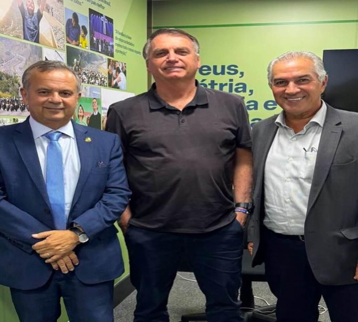 O ex-governador, Reinaldo Azambuja (PSDB), voltou a se encontrar com o ex-presidente da República, Jair Messias Bolsonaro do (PL). O ex-governador, Reinaldo Azambuja (PSDB), voltou a se encontrar com o ex-presidente da República, Jair Messias Bolsonaro do (PL).