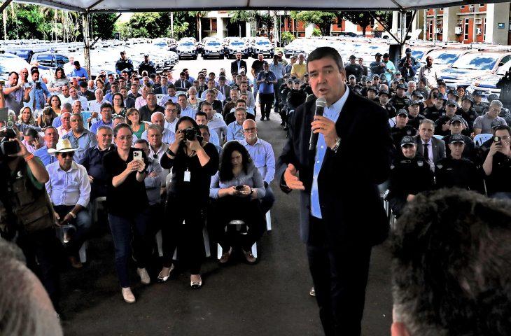 Para reforçar segurança em 58 municípios, o  Governador Eduardo Riedel de Mato Grosso do Sul entrega 77 viaturas à PM e Polícia Civil. Para reforçar segurança em 58 municípios, o  Governador Eduardo Riedel de Mato Grosso do Sul entrega 77 viaturas à PM e Polícia Civil.