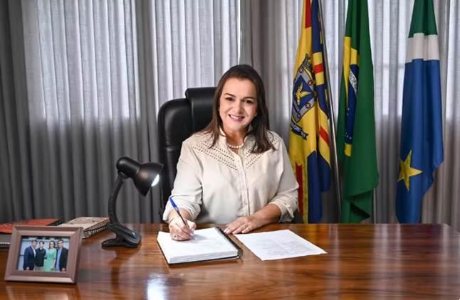 Prefeita Adriane Lopes da Capital  cumpre promessa e deposita 13° dos servidores Públicos. Prefeita Adriane Lopes da Capital  cumpre promessa e deposita 13° dos servidores Públicos.