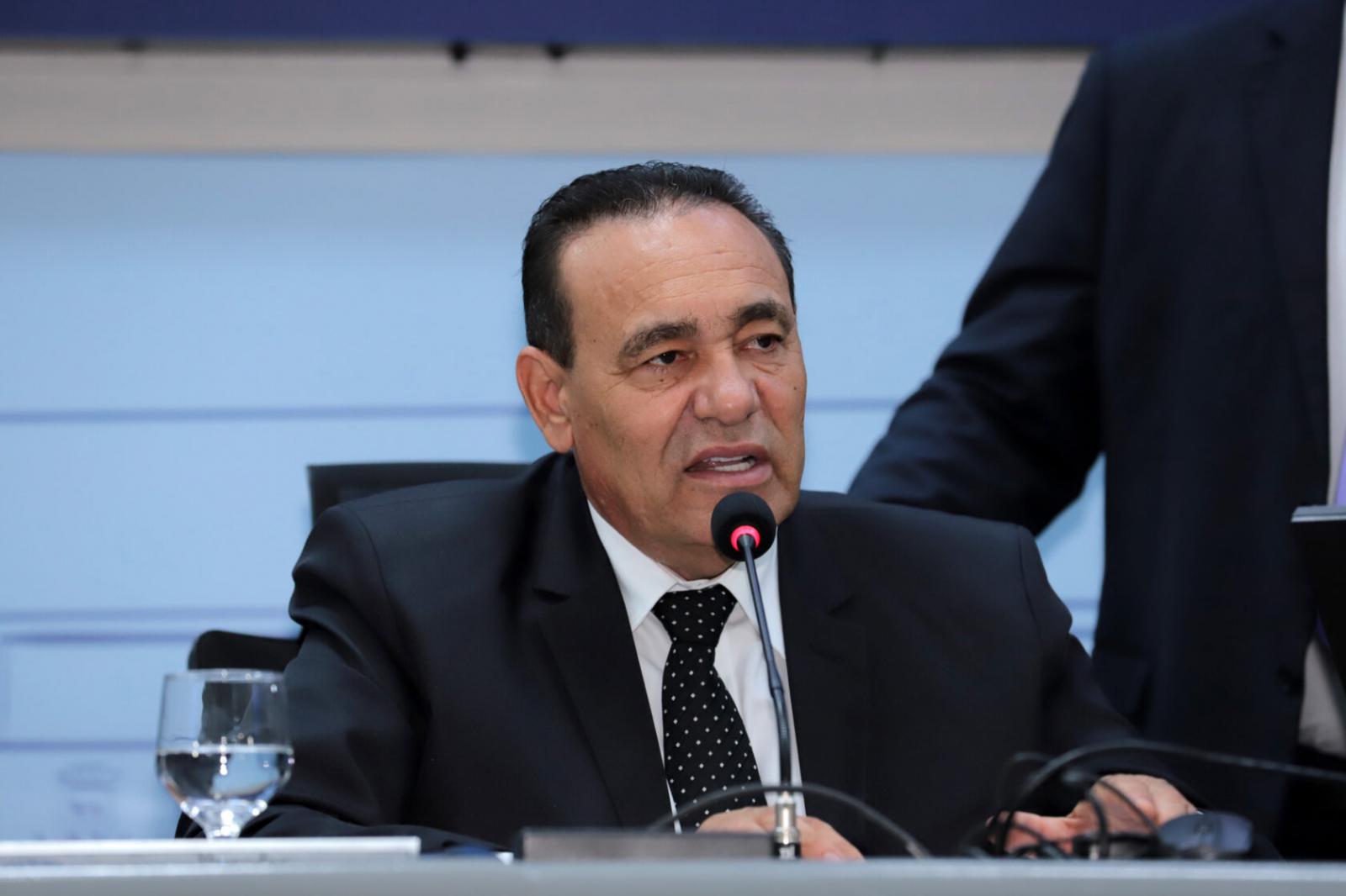 Vereador Carlão participa de última sessão do ano com reconhecimento e avaliação positiva como presidente da Câmara.