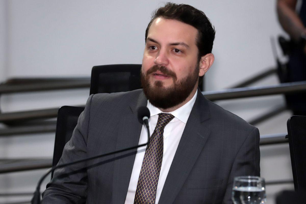 Vereador Claudinho Serra apresenta quinto atestado médico e se livra de cassação. Vereador Claudinho Serra apresenta quinto atestado médico e se livra de cassação.