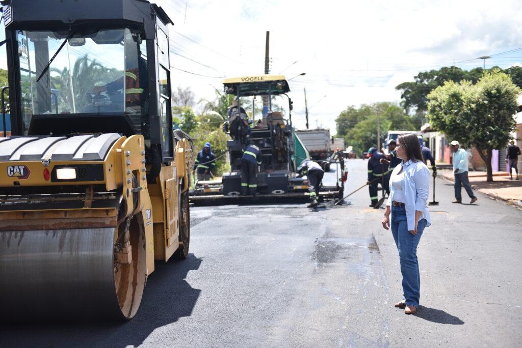 Prefeita Adriane acompanha progresso de obras, com foco em melhorias na educação, infraestrutura e lazer.