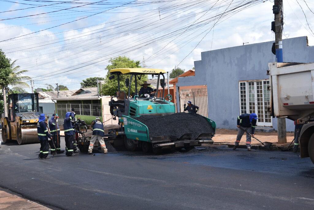 Prefeita Adriane acompanha progresso de obras, com foco em melhorias na educação, infraestrutura e lazer.