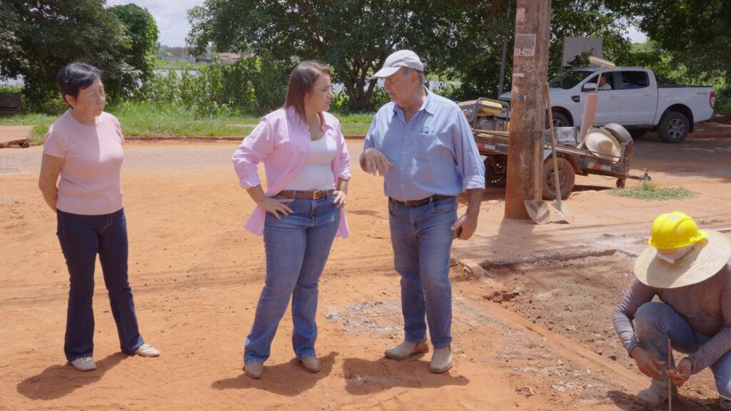 Prefeita Adriane acompanha progresso de obras, com foco em melhorias na educação, infraestrutura e lazer.
