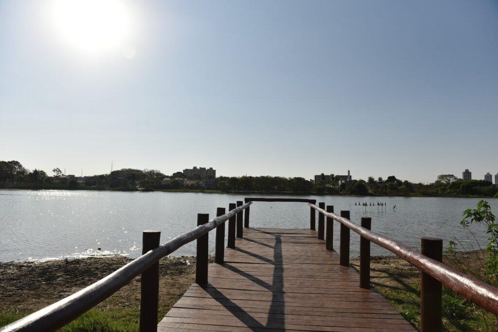 Prefeita Adriane acompanha progresso de obras, com foco em melhorias na educação, infraestrutura e lazer.