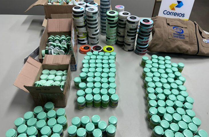 De derivados de nicotina a fitoterápicos adulterados, Vigilância Sanitária de MS apreende milhares de produtos ilegais. De derivados de nicotina a fitoterápicos adulterados, Vigilância Sanitária de MS apreende milhares de produtos ilegais.
