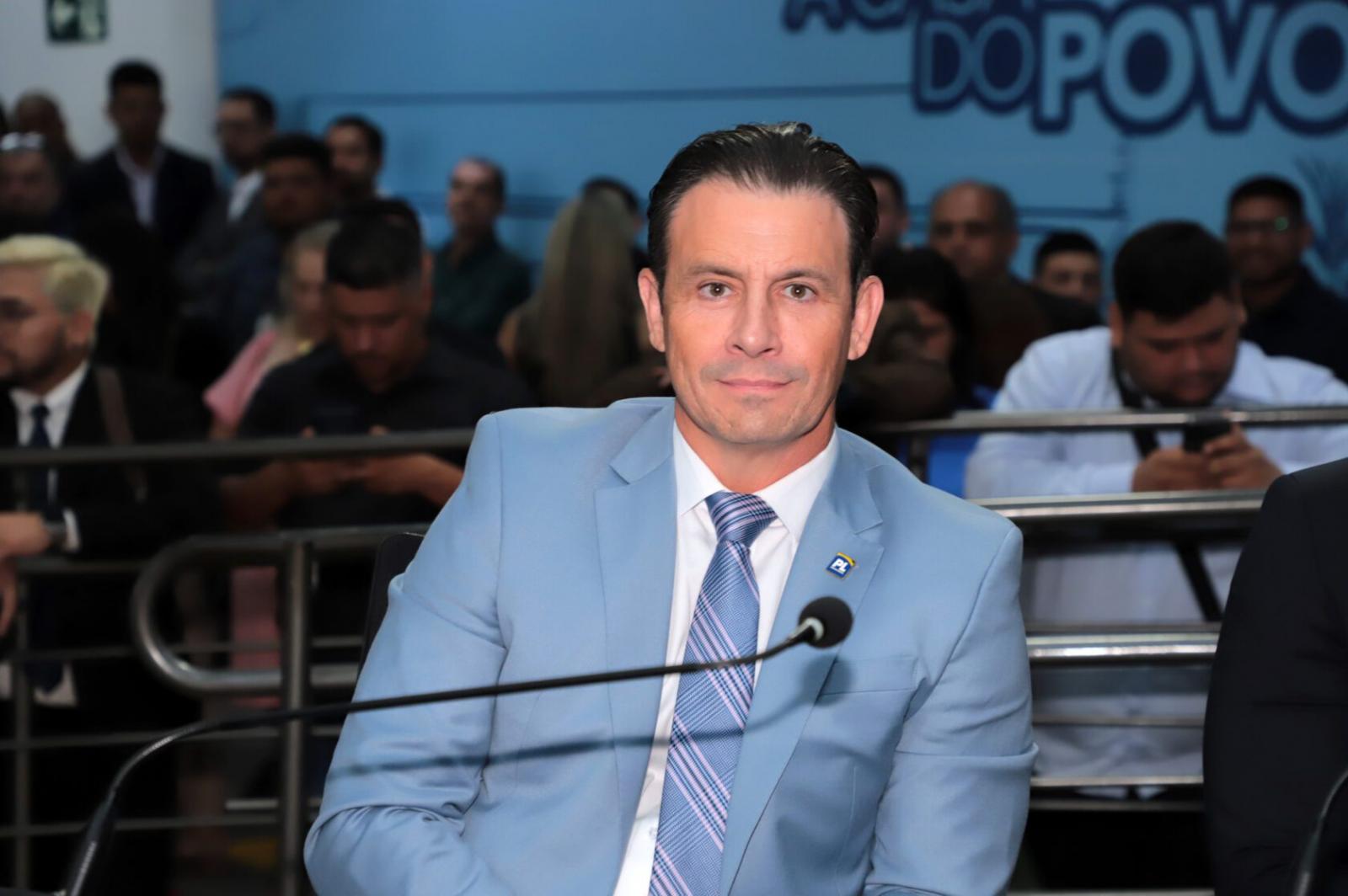 De volta à Câmara, policial federal Salineiro agradece mais de 4 mil votos.