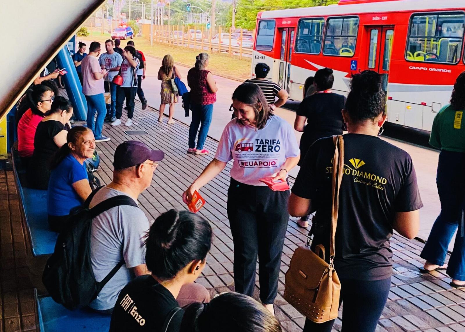 Luiza Ribeiro mobiliza pela revogação do aumento da tarifa do transporte coletivo.