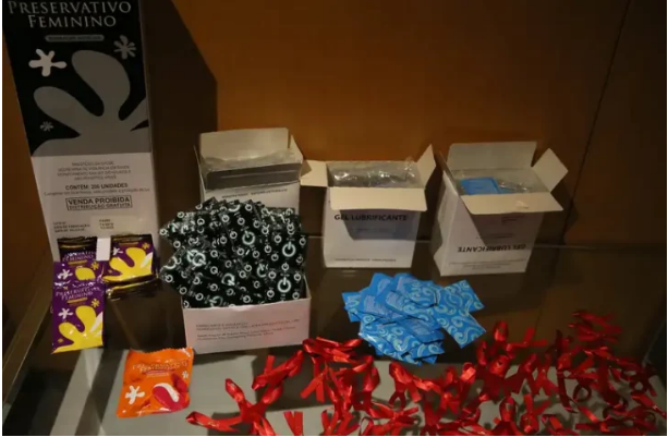 Mais de 2,3 milhões de preservativos e 120 mil testes: os números do combate ao HIV em MS. Mais de 2,3 milhões de preservativos e 120 mil testes: os números do combate ao HIV em MS.