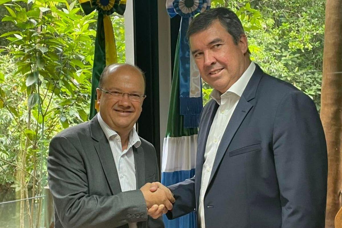 O Governador Eduardo Riedel anuncia férias e Barbosinha assume o  comando do Governo em Mato Grosso do Sul: ‘Riedel vai ter um descanso com a família’ O Governador Eduardo Riedel anuncia férias e Barbosinha assume o  comando do Governo em Mato Grosso do Sul: ‘Riedel vai ter um descanso com a família’