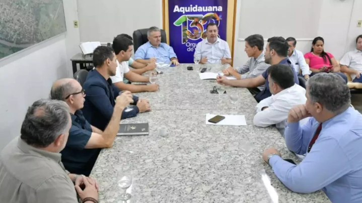O Governo do Mato Grosso do Sul se reúne em Aquidauana e anuncia R$ 15,8 milhões para drenagem e asfalto. O Governo do Mato Grosso do Sul se reúne em Aquidauana e anuncia R$ 15,8 milhões para drenagem e asfalto.
