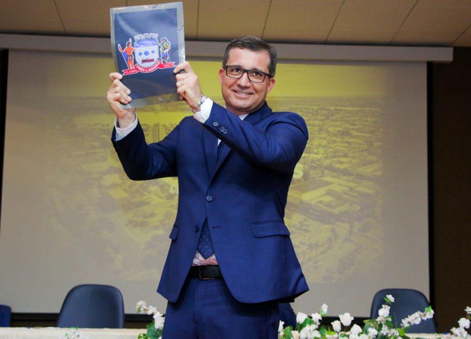 Para equilibrar as contas, prefeito de Três Lagoas exonera 1,8 mil comissionados. Para equilibrar as contas, prefeito de Três Lagoas exonera 1,8 mil comissionados.
