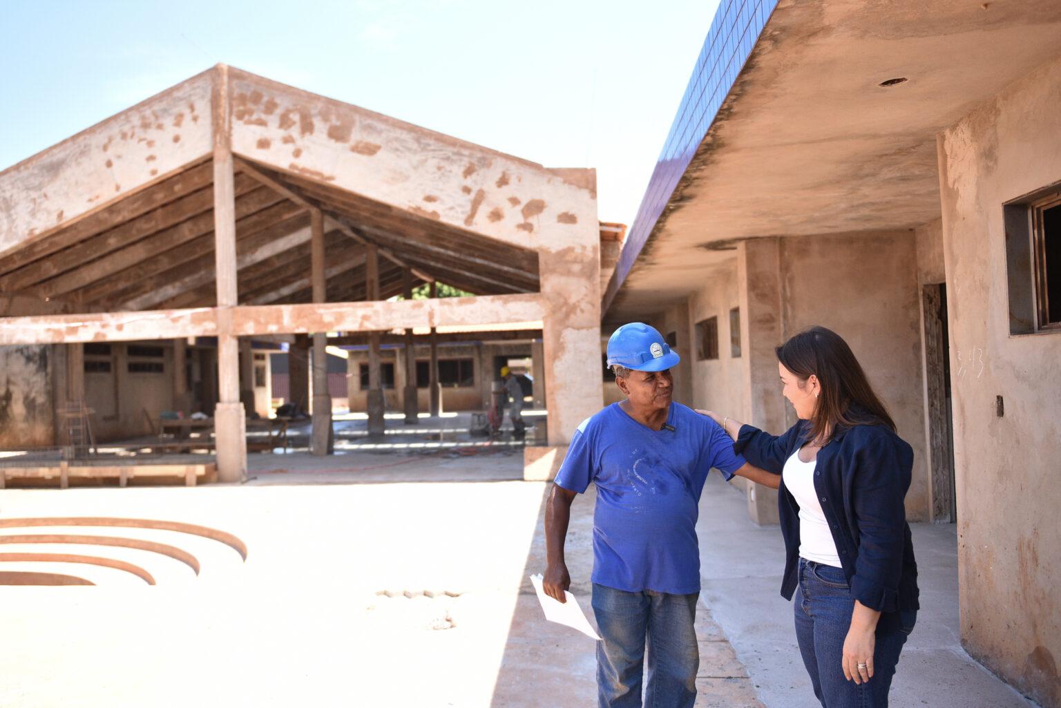 Prefeita Adriane acompanha progresso de obras, com foco em melhorias na educação, infraestrutura e lazer.
