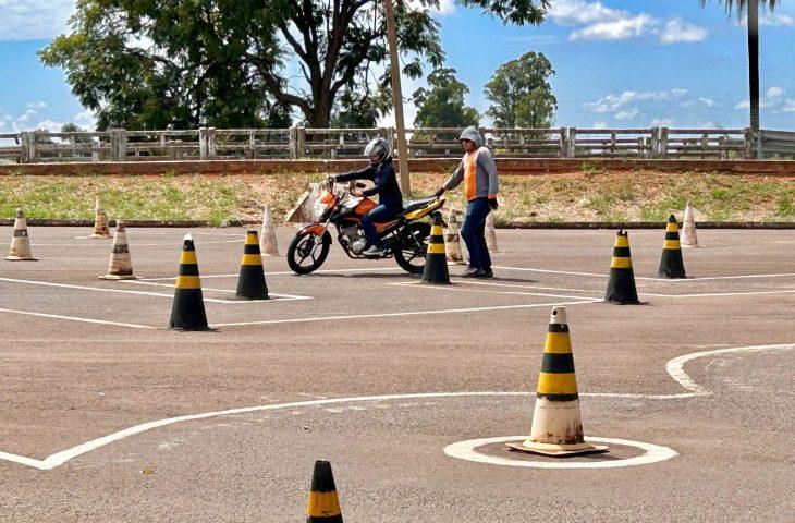 Prorrogação da Senatran para processos de habilitação na fase do exame prático somam 20 mil em Mato Grosso do Sul. Prorrogação da Senatran para processos de habilitação na fase do exame prático somam 20 mil em Mato Grosso do Sul.
