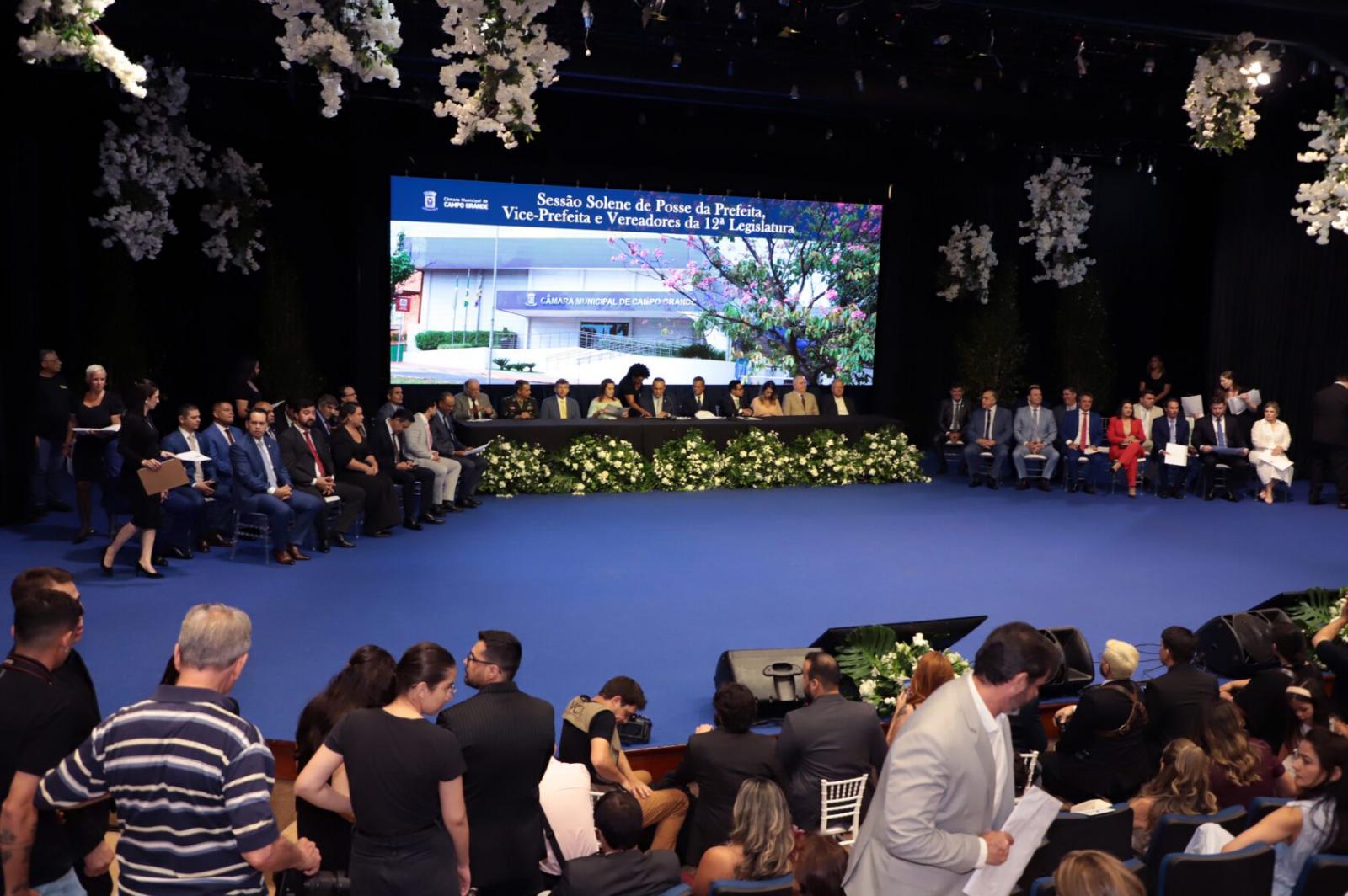 Vereadores, prefeita e vice são empossados em Campo Grande.