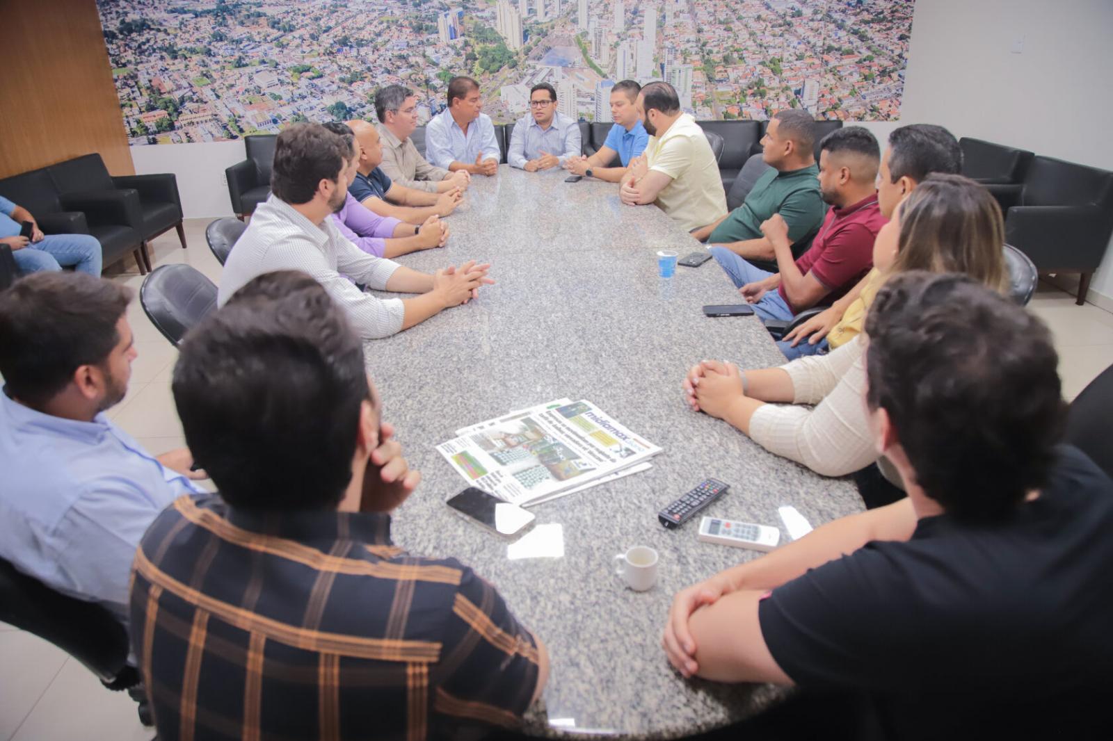 Vereadores reúnem-se com senador Nelsinho e discutem participação em definições de emendas. Vereadores reúnem-se com senador Nelsinho e discutem participação em definições de emendas.