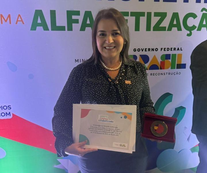 Em Brasília, prefeita Adriane Lopes recebe prêmio nacional por investimentos na Educação.