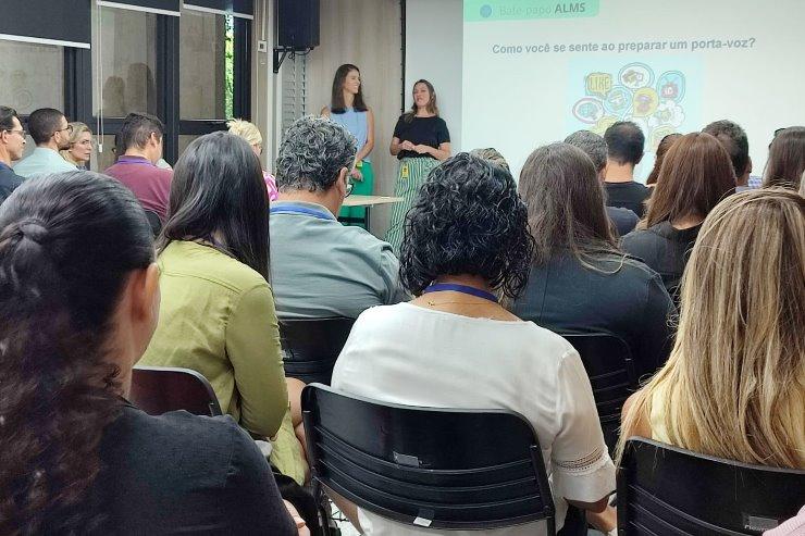Assessores parlamentares participam de bate-papo sobre media training. Assessores parlamentares participam de bate-papo sobre media training.