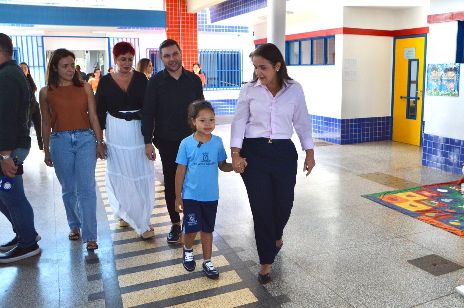 Pais aprovam melhorias na EMEI Elenir Zanqueta Molina durante visita da prefeita Adriane Lopes.