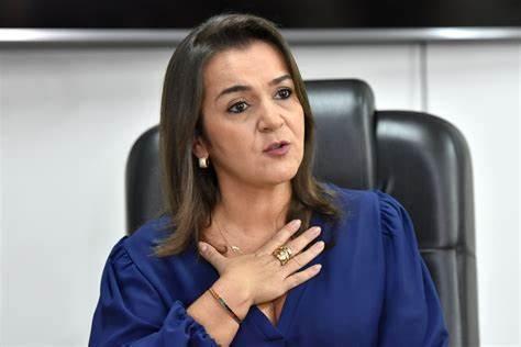 Prefeita de Campo Grande Adriane Lopes relembra trajetória de jornalista na Prefeitura e lamenta: ‘dia triste para todas as mulheres’. Prefeita de Campo Grande Adriane Lopes relembra trajetória de jornalista na Prefeitura e lamenta: ‘dia triste para todas as mulheres’.