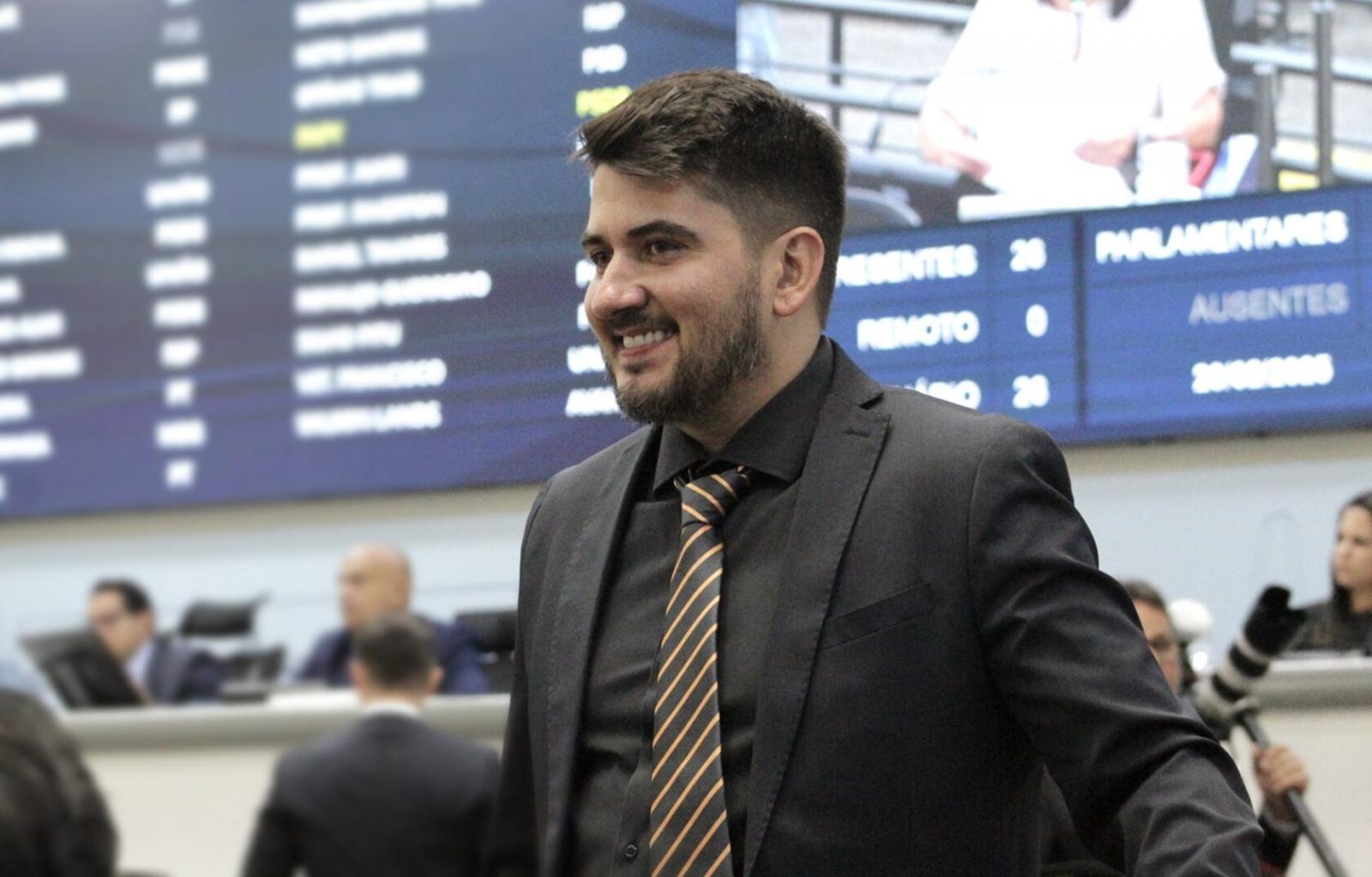 Rafael Tavares quer impedir uso de dinheiro público em eventos de teor sexual para menores.