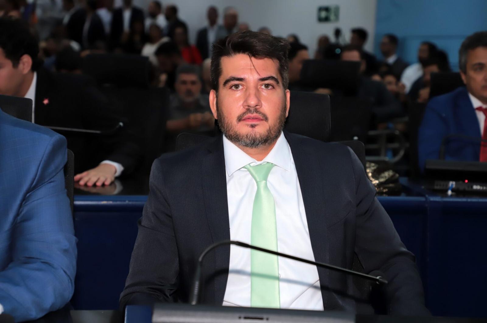 Vereador Rafael Tavares protocola 15 projetos logo no primeiro dia de trabalho.