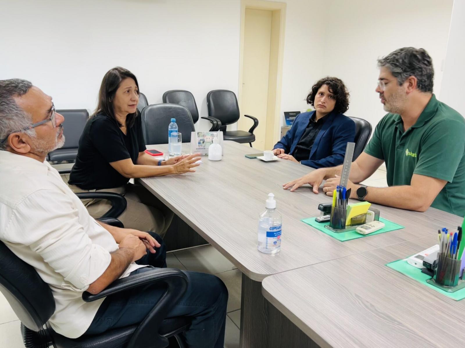 Vereadora Luiza Ribeiro se reúne com técnicos da Solurb para tratar da conservação, reforma e segurança na UTR.