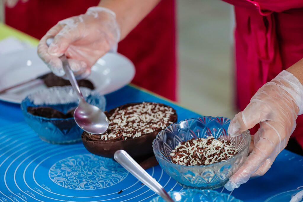 Maratona de Ovos de Páscoa capacita moradores e incentiva geração de renda em Campo Grande.
