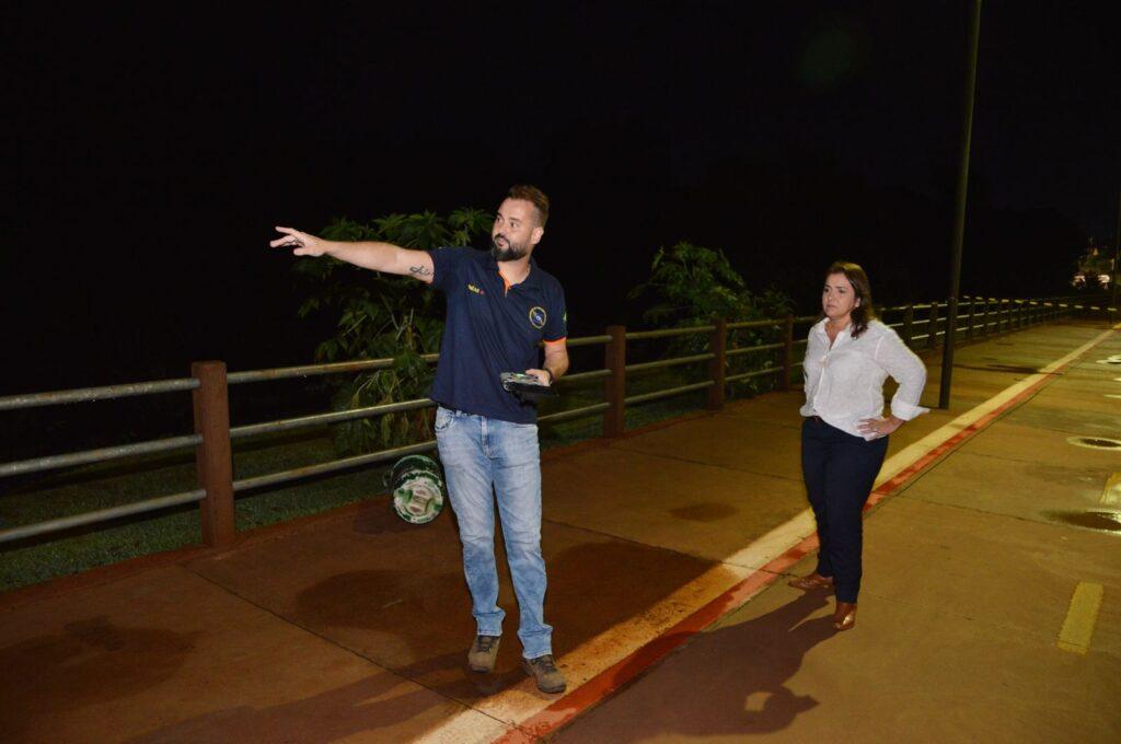 Prefeita Adriane e secretário vistoriam áreas afetadas por temporal em Campo Grande.