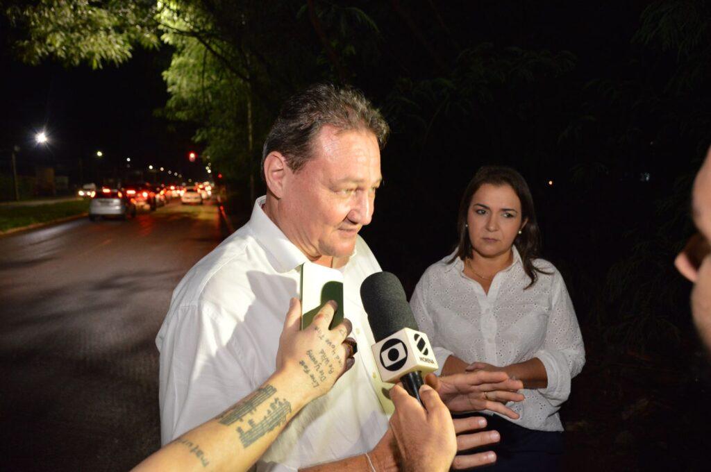 Prefeita Adriane e secretário vistoriam áreas afetadas por temporal em Campo Grande.