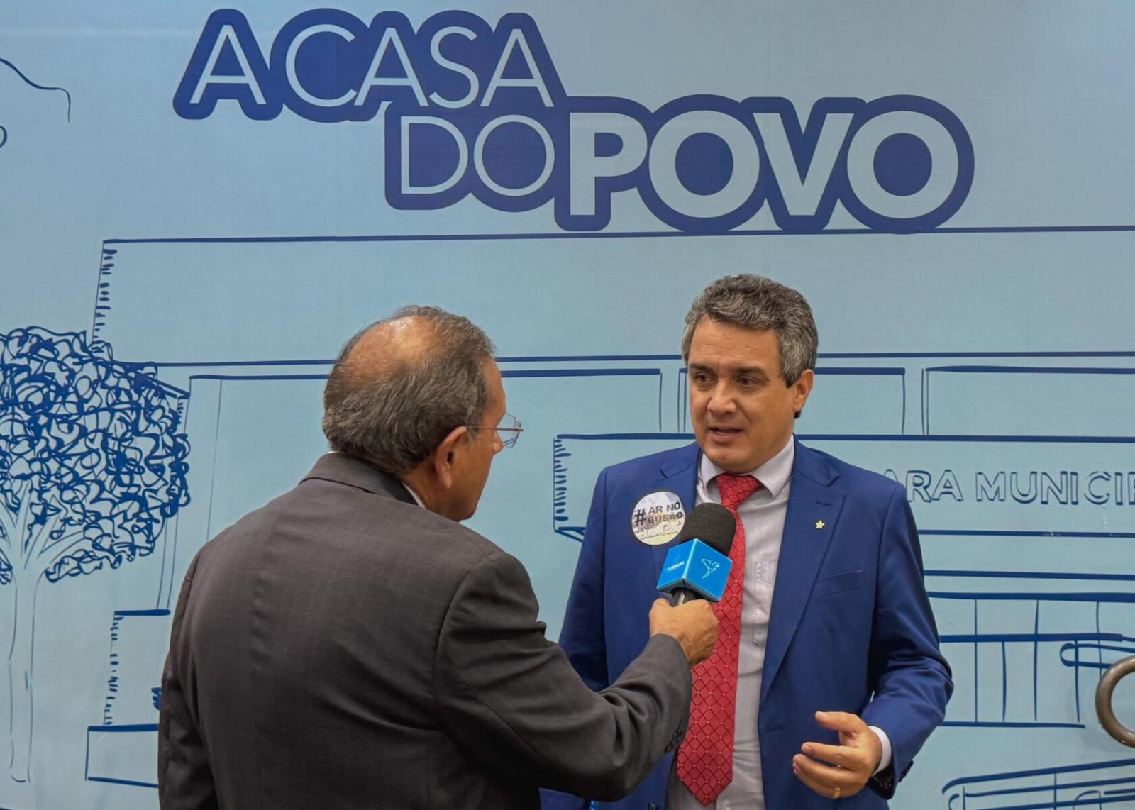 A convite de Landmark, moradora expõe problemas do Nova Campo Grande e vereador reforça compromisso.