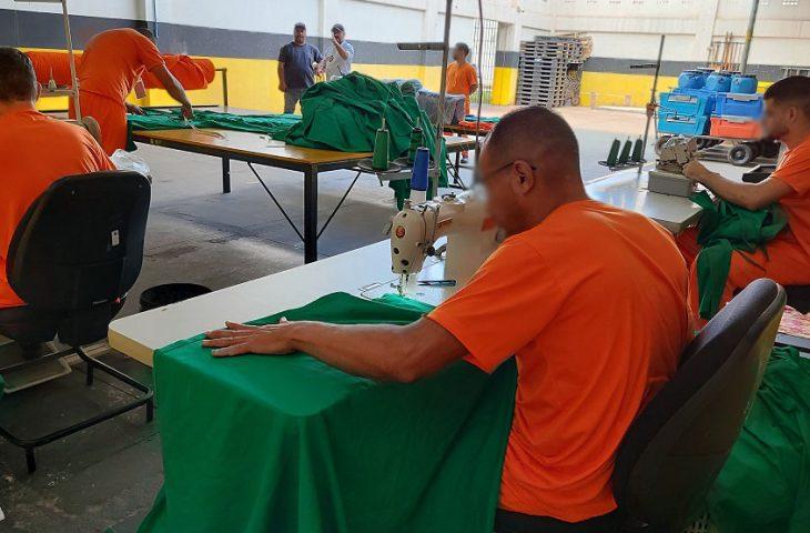 Esperança em cada ponto: penitenciária produz enxovais cirúrgicos para o Hospital São Julião. Esperança em cada ponto: penitenciária produz enxovais cirúrgicos para o Hospital São Julião.