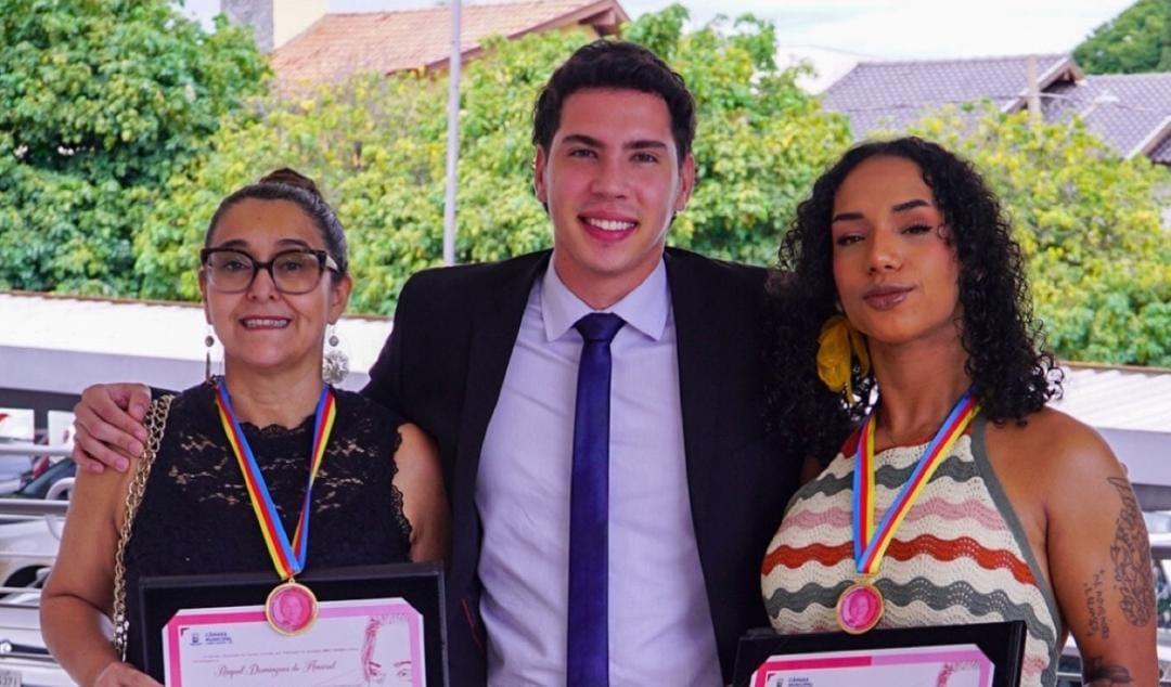 Jean entrega medalha a mulheres que contribuem para o desenvolvimento de Campo Grande.