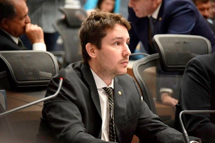 Matéria veda contratação pelo Poder Público de shows com apologia a atividades ilícitas. Matéria veda contratação pelo Poder Público de shows com apologia a atividades ilícitas.