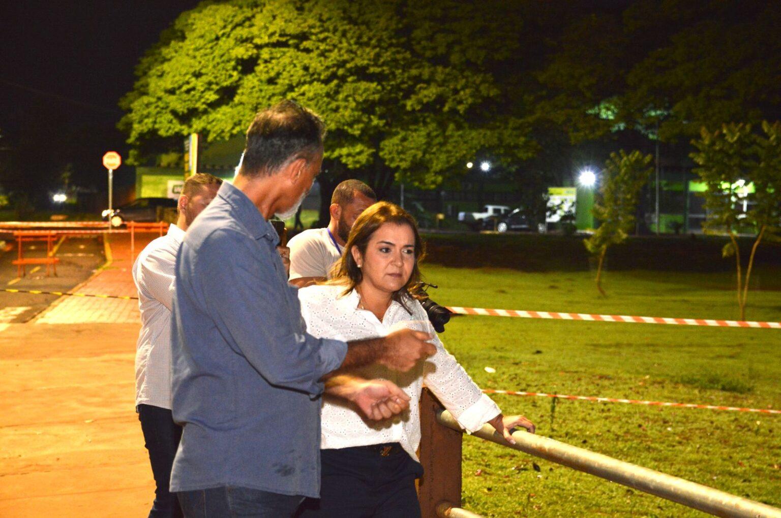 Prefeita Adriane e secretário vistoriam áreas afetadas por temporal em Campo Grande.