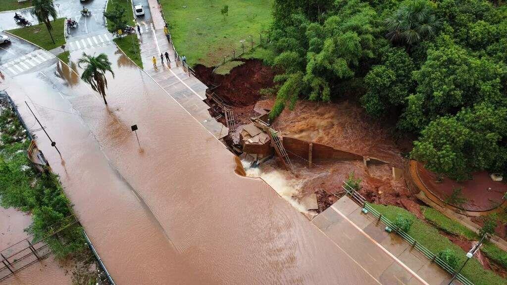 Sem dinheiro em caixa para nova obra, UFMS e Prefeitura Municipal de Campo Grande querem ajuda para desassorear Lago do Amor. Sem dinheiro em caixa para nova obra, UFMS e Prefeitura Municipal de Campo Grande querem ajuda para desassorear Lago do Amor.