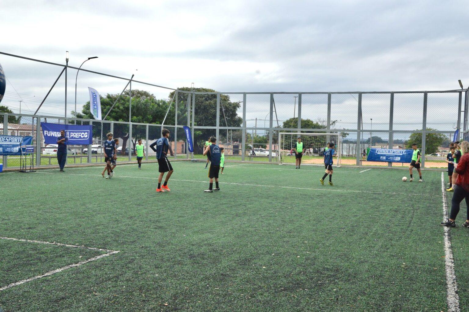 Prefeitura realiza sonho antigo dos moradores e entrega arena esportiva e praça no Coophavila II