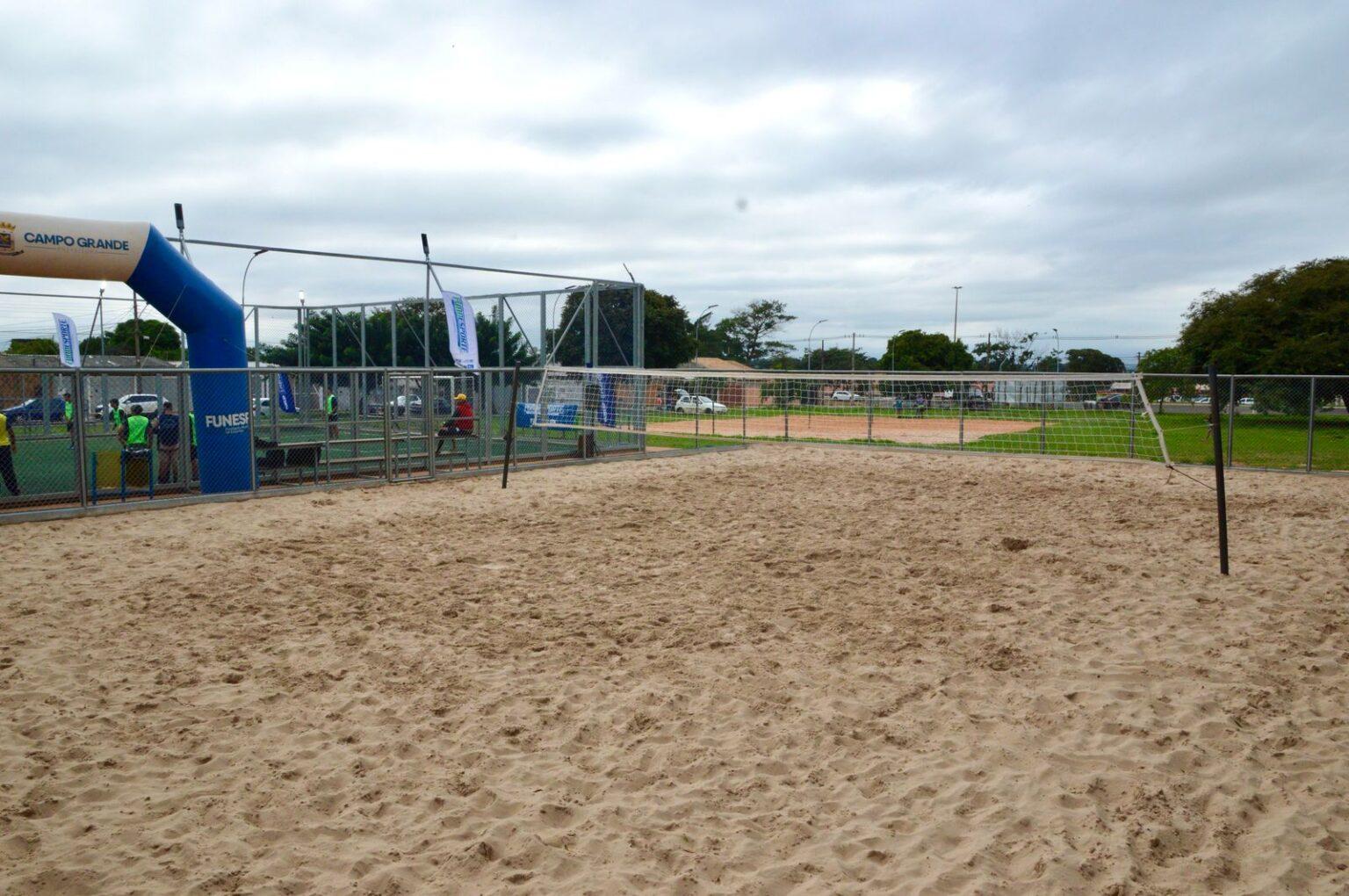 Prefeitura realiza sonho antigo dos moradores e entrega arena esportiva e praça no Coophavila II