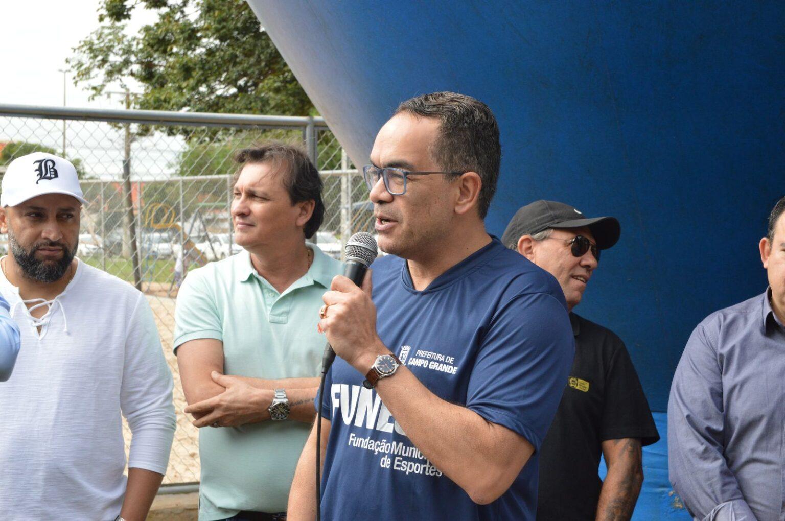 Prefeitura realiza sonho antigo dos moradores e entrega arena esportiva e praça no Coophavila II