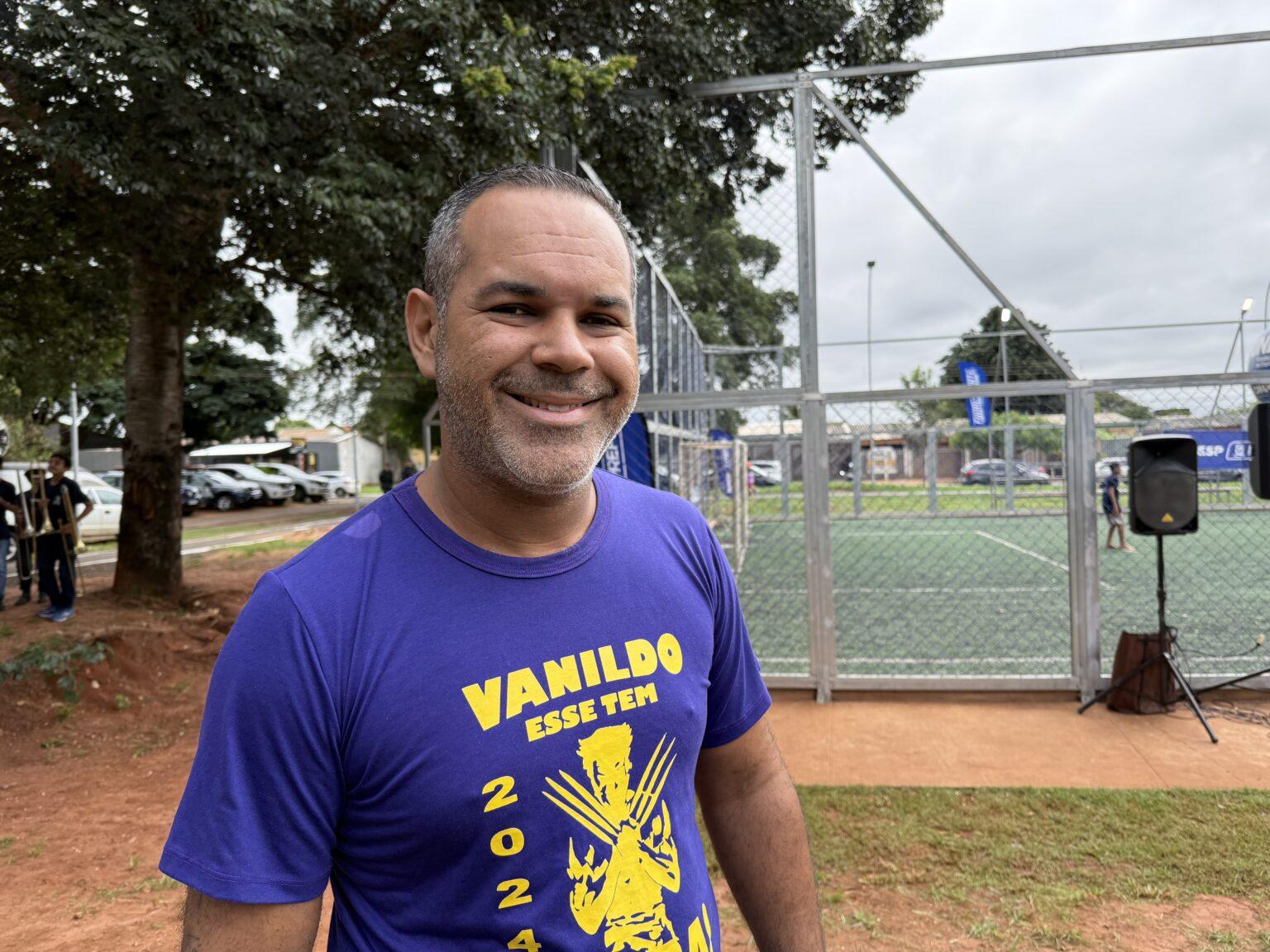 Prefeitura realiza sonho antigo dos moradores e entrega arena esportiva e praça no Coophavila II