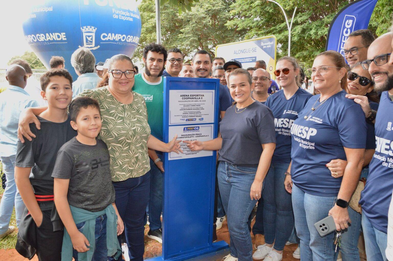 Prefeitura realiza sonho antigo dos moradores e entrega arena esportiva e praça no Coophavila II