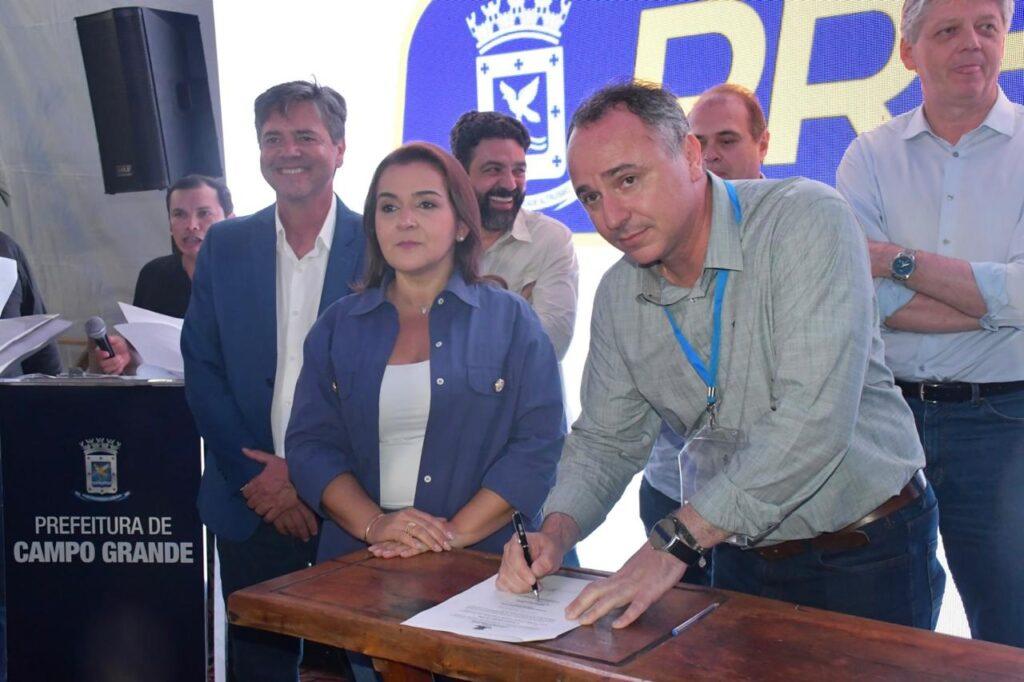 Prefeitura entrega licenças ambientais e assina termos de compromisso, garantindo mais de 240 empregos.